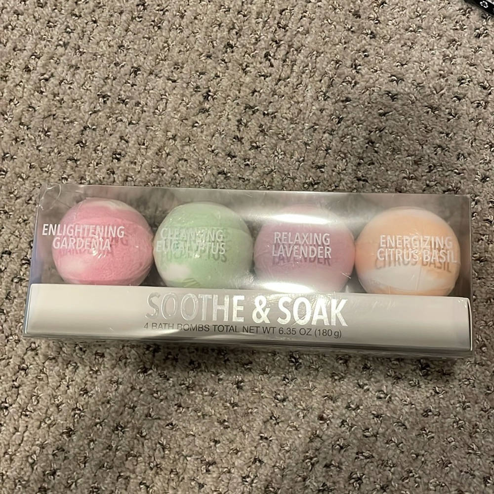 Soothe & Soak 4 Bath Bombs Spa Collection Gift Set - BRAND NEW
